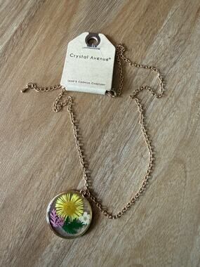 NWT Crystal Avenue Flower Resin Gold Tone Floral Pendant Botanical Necklace